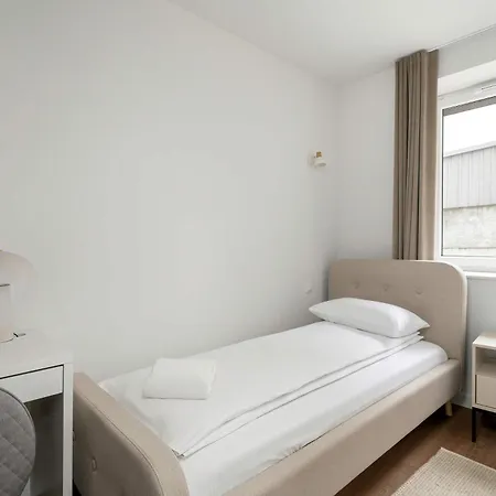 Lejlighed Klimatyzowane W Poznaniu Z Biurkiem Do Pracy Zdalnej By Renters